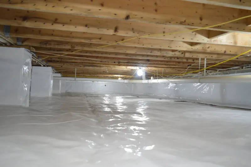 Encapsulated crawlspace with a white vapor barrier